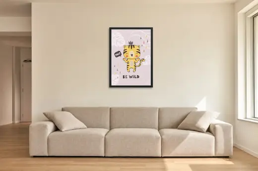 Pôster Be wild com tigrinho de coroa emoldurado na parede: sala de estar ampla