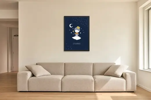 Pôster Little Miracle com menino de coroa emoldurado na parede: sala de estar ampla