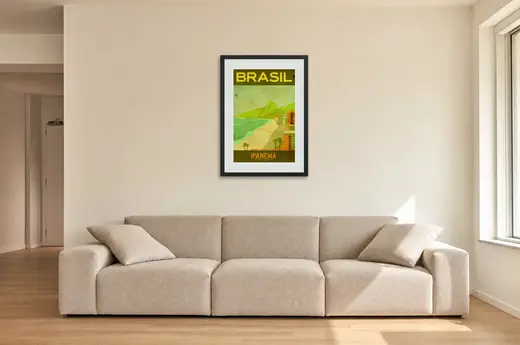 Pôster Ipanema retrô em verde e amarelo emoldurado na parede: sala de estar ampla