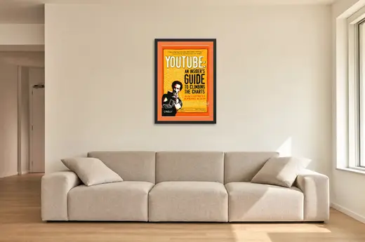 Pôster YouTube An Insider’s Guide emoldurado na parede: sala de estar ampla