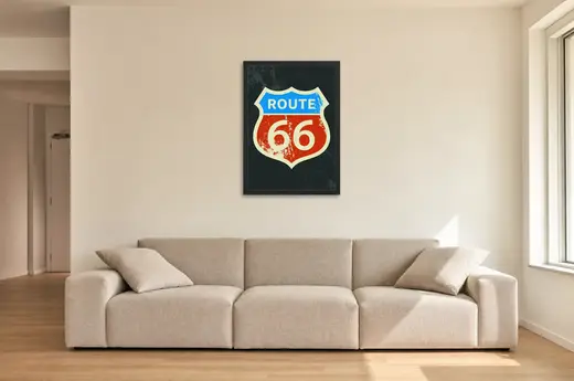 Pôster Placa Route 66 desgastada emoldurado na parede: sala de estar ampla