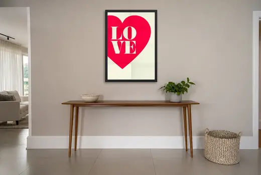 Pôster LOVE dentro do coração rosa emoldurado na parede: hall de entrada