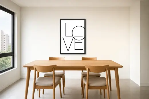 Pôster LOVE em traço preto fino emoldurado na parede: sala de jantar