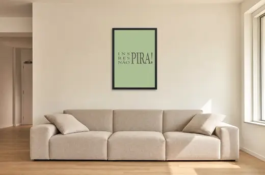 Pôster Inspira, respira, não pira emoldurado na parede: sala de estar ampla