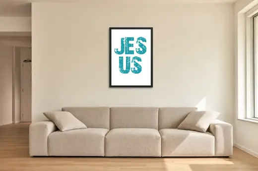 Pôster Jesus em letras azuis emoldurado na parede: sala de estar ampla