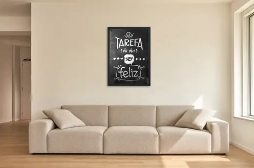 Pôster Tarefa do dia ser feliz emoldurado na parede: sala de estar ampla