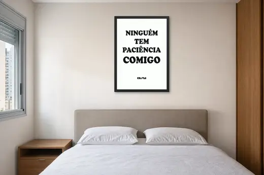 Pôster Ninguém tem paciência comigo emoldurado na parede: quarto de casal