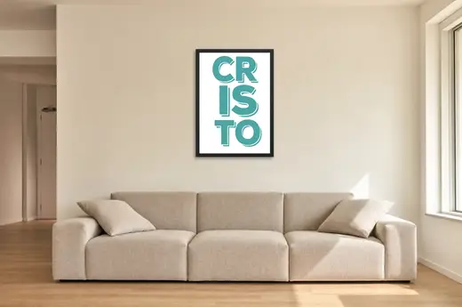 Pôster Cristo em letras turquesa emoldurado na parede: sala de estar ampla