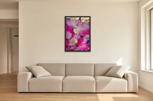 Pôster Rosa-pink com camadas de ouro emoldurado na parede: sala de estar ampla