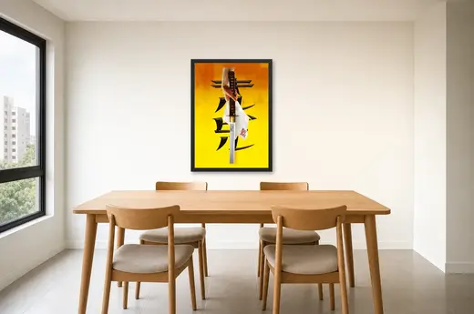 Pôster Kill Bill (2003): katana no fundo amarelo emoldurado na parede: sala de jantar