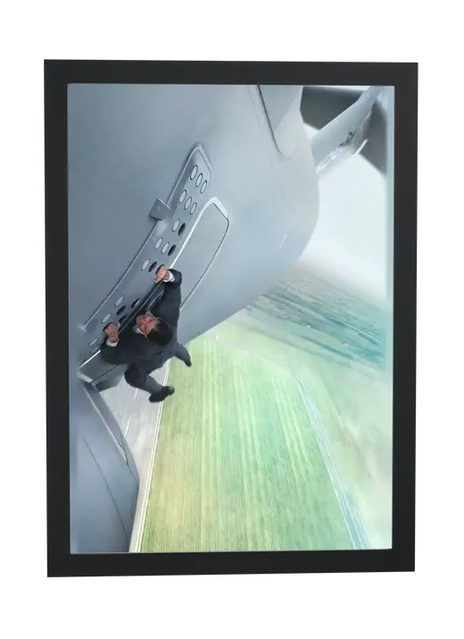 Pôster Missão Impossível Nação Secreta (2015): pendurado no avião emoldurado