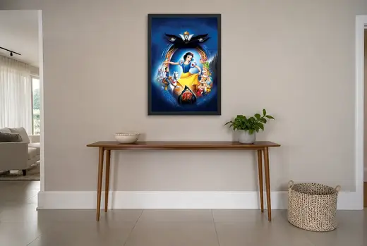 Pôster Branca de Neve (1937): sete anões, príncipe e rainha má emoldurado na parede: hall de entrada