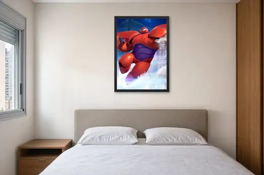 Pôster Operação Big Hero (2015): Baymax de armadura emoldurado na parede: quarto de casal