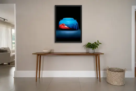 Pôster Carros (2006): Relâmpago McQueen sob a lona azul emoldurado na parede: hall de entrada