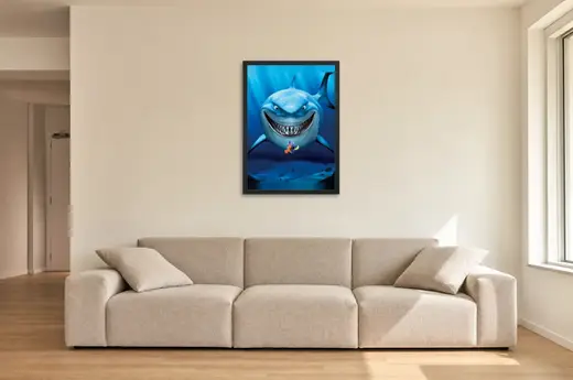 Pôster Procurando Nemo (2003): Bruce sorrindo para Marlin e Dory emoldurado na parede: sala de estar ampla