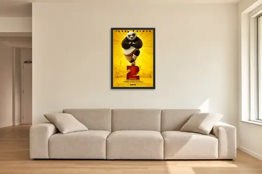 Pôster Kung Fu Panda 2 (2011): Po em pose de equilíbrio emoldurado na parede: sala de estar ampla