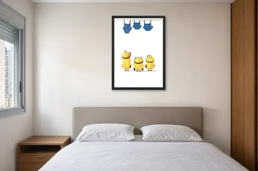 Pôster Minions (2015): três Minions e macacões no varal emoldurado na parede: quarto de casal