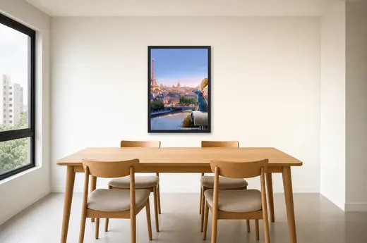Pôster Ratatouille (2007): Remy sobre os telhados de Paris emoldurado na parede: sala de jantar