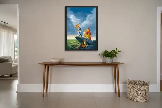 Pôster O Rei Leão (1994): Rafiki ergue Simba filhote emoldurado na parede: hall de entrada