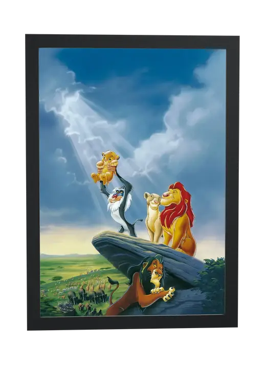 Pôster O Rei Leão (1994): Rafiki ergue Simba filhote emoldurado
