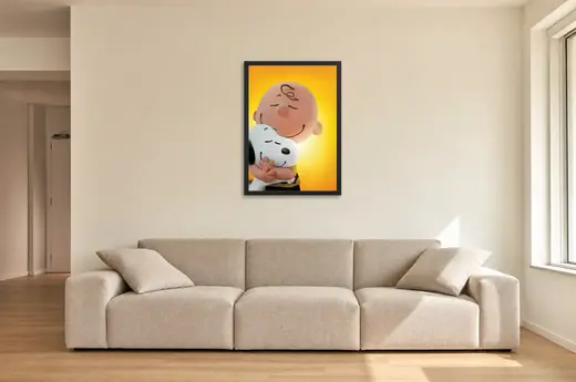 Pôster Snoopy e Charlie Brown (2015): abraço dos amigos emoldurado na parede: sala de estar ampla