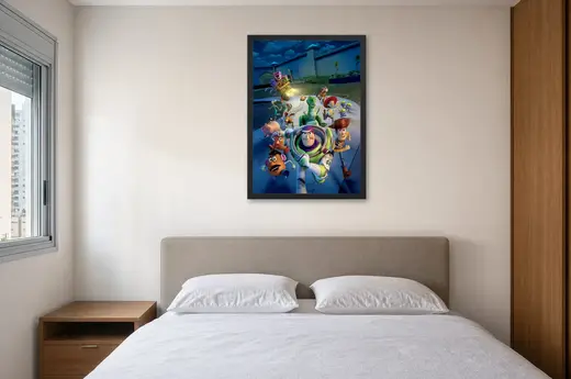 Pôster Toy Story 3 (2010): Buzz e Woody correndo com os amigos emoldurado na parede: quarto de casal