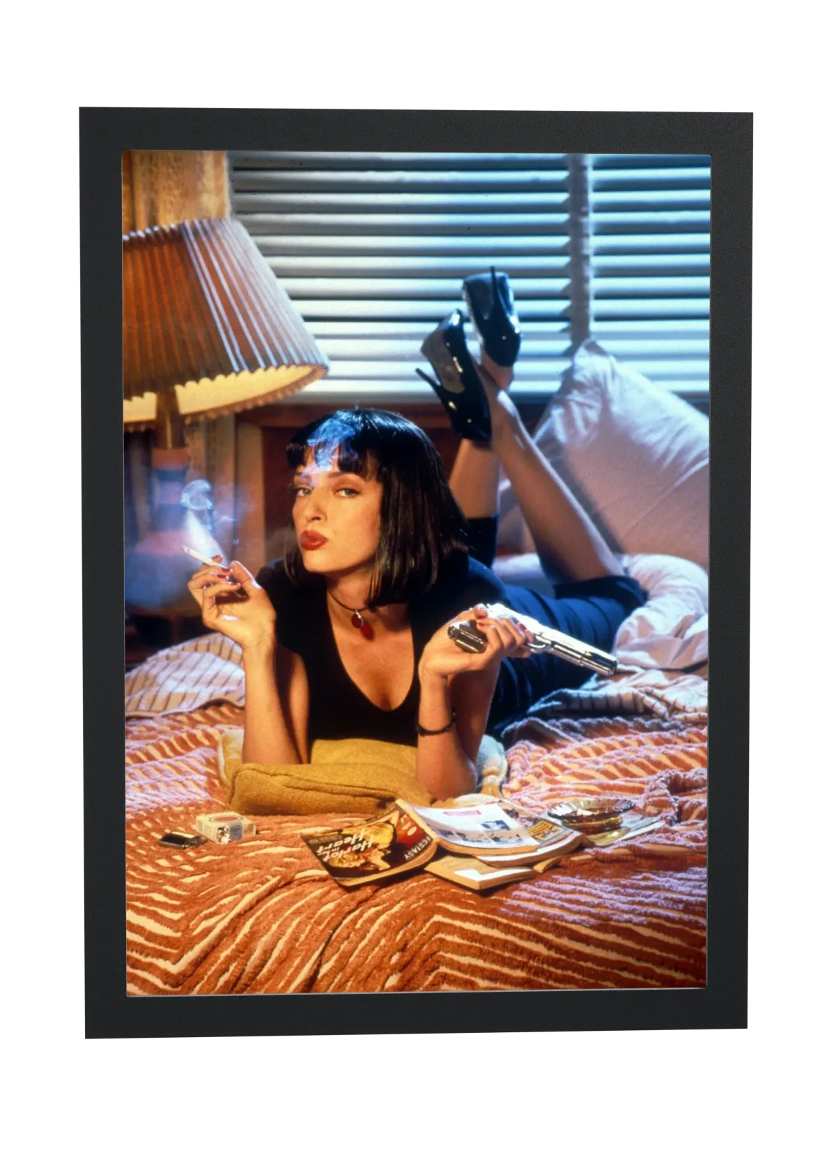 Pôster Pulp Fiction (1994): Mia com cigarro e pistola emoldurado