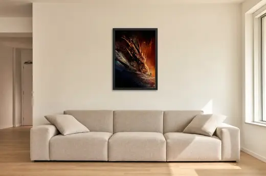 Pôster O Hobbit A Desolação de Smaug (2013): Bilbo diante do dragão emoldurado na parede: sala de estar ampla