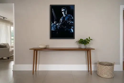 Pôster O Exterminador do Futuro 2 (1991): T-800 de moto emoldurado na parede: hall de entrada