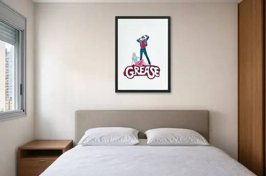 Pôster Grease (1978): Danny em pose e Sandy sentada emoldurado na parede: quarto de casal