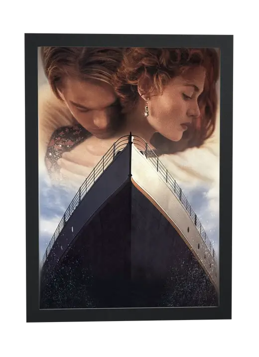 Pôster Titanic (1997): abraço acima da proa do navio emoldurado