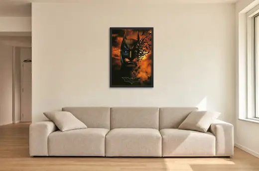 Pôster Batman Begins (2005): rosto formado por morcegos emoldurado na parede: sala de estar ampla