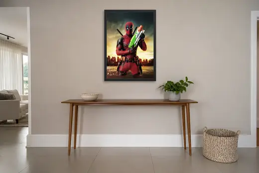 Pôster Deadpool (2016): pistola de água e katanas emoldurado na parede: hall de entrada