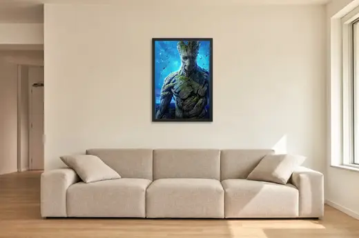 Pôster Guardiões da Galáxia (2014): Groot em close emoldurado na parede: sala de estar ampla