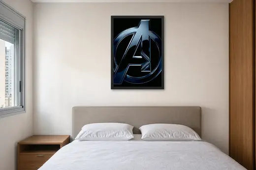 Pôster Os Vingadores (2012): logotipo A em metal emoldurado na parede: quarto de casal