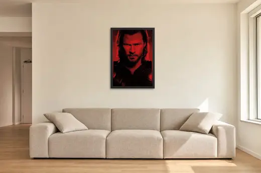 Pôster Thor (2011): rosto em vermelho e preto emoldurado na parede: sala de estar ampla