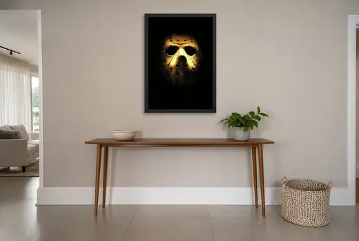 Pôster Sexta-Feira 13 (2009): máscara de Jason no escuro emoldurado na parede: hall de entrada