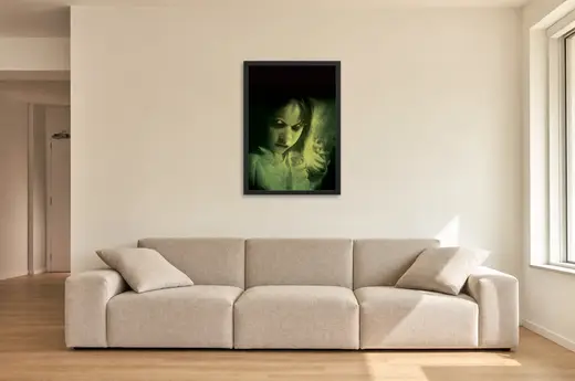 Pôster O Exorcista (1973): rosto de Regan em verde emoldurado na parede: sala de estar ampla