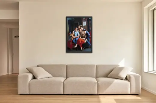 Pôster Friends (1994): grupo no sofá vermelho emoldurado na parede: sala de estar ampla