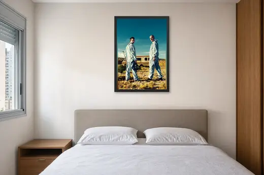 Pôster Breaking Bad (2008): Walter e Jesse diante do trailer emoldurado na parede: quarto de casal
