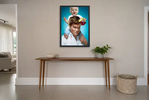 Pôster Dexter (2006): Dexter e o bebê Harrison emoldurado na parede: hall de entrada