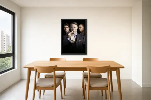 Pôster Hannibal (2013): Will, Hannibal e Jack de terno emoldurado na parede: sala de jantar