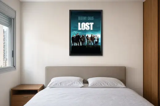 Pôster Lost (2004): sobreviventes alinhados sob o logotipo emoldurado na parede: quarto de casal