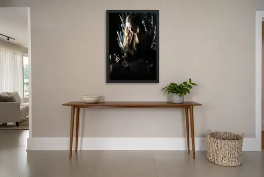 Pôster Game of Thrones (2011): Cersei no Trono de Ferro emoldurado na parede: hall de entrada