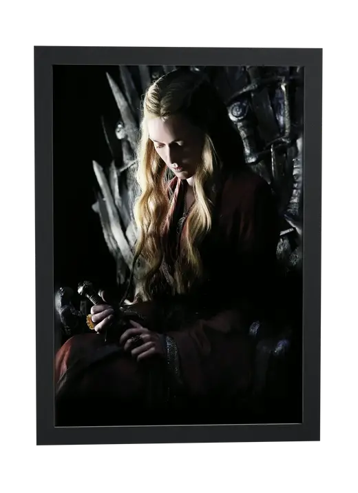 Pôster Game of Thrones (2011): Cersei no Trono de Ferro emoldurado