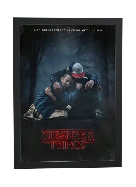 Pôster Stranger Things (2016): abraço de amigos na floresta emoldurado