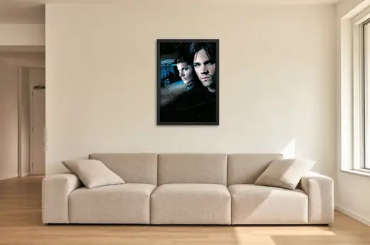 Pôster Supernatural (2005): irmãos Winchester em azul e preto emoldurado na parede: sala de estar ampla