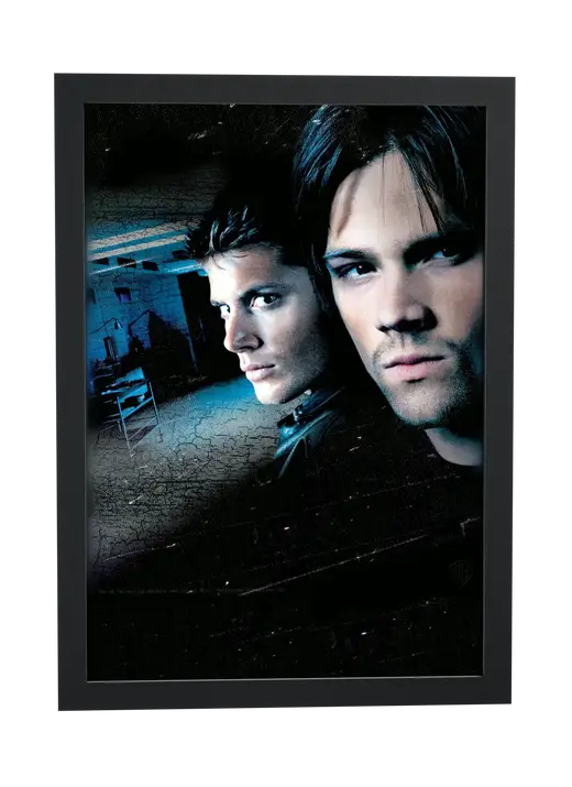 Pôster Supernatural (2005): irmãos Winchester em azul e preto emoldurado