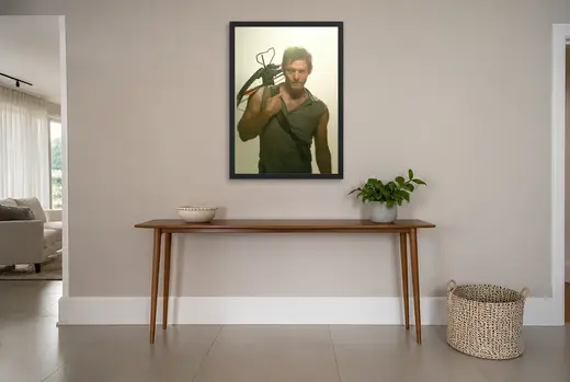 Pôster The Walking Dead (2010): Daryl Dixon com a besta emoldurado na parede: hall de entrada