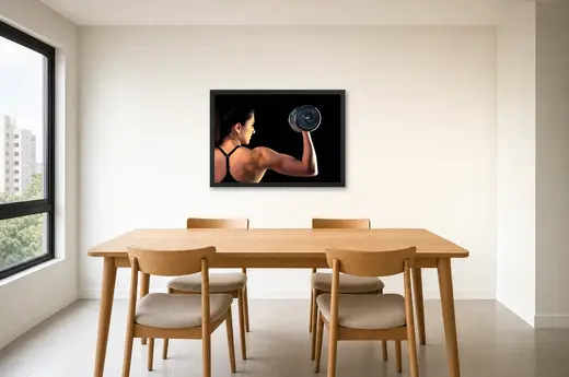 Pôster Mulher de costas erguendo halter emoldurado na parede: sala de jantar